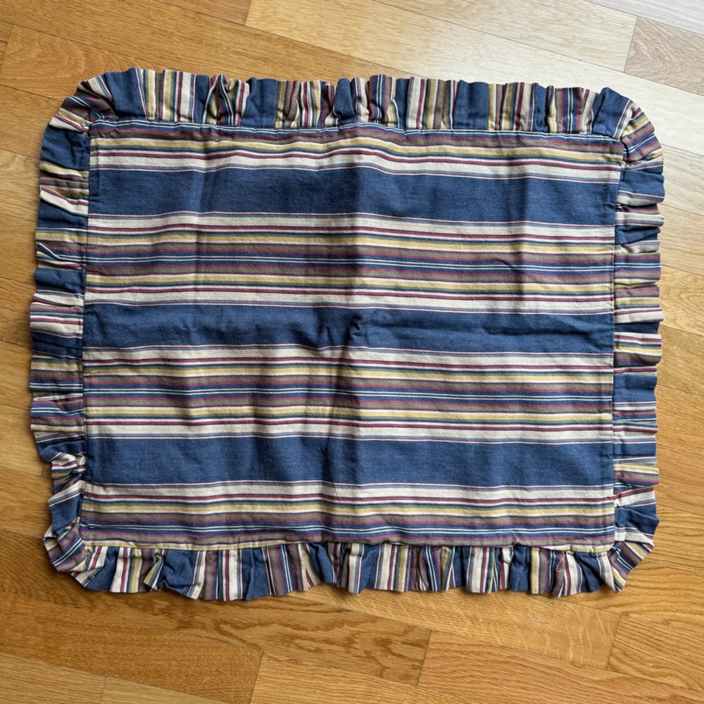 Ruffle edge pillow sham